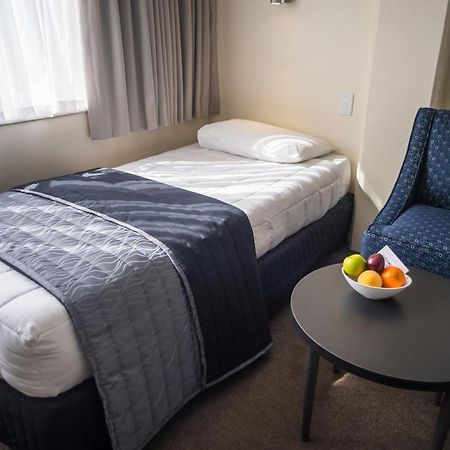 West Plaza Hotel Уелингтън Екстериор снимка