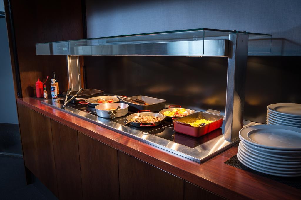 West Plaza Hotel Уелингтън Екстериор снимка