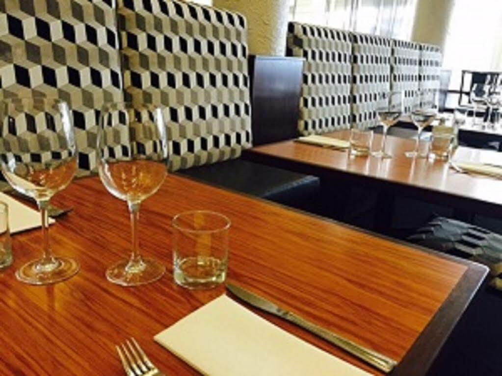 West Plaza Hotel Уелингтън Екстериор снимка