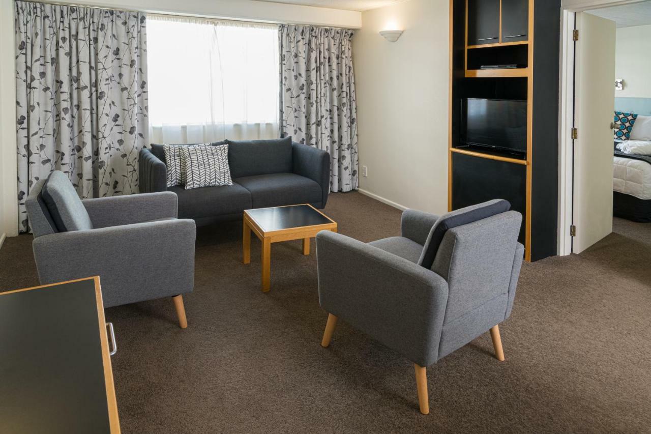 West Plaza Hotel Уелингтън Екстериор снимка