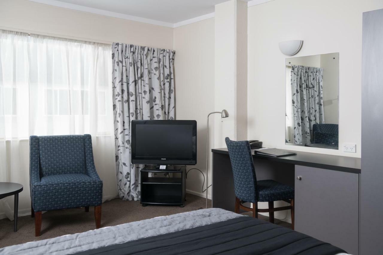 West Plaza Hotel Уелингтън Екстериор снимка